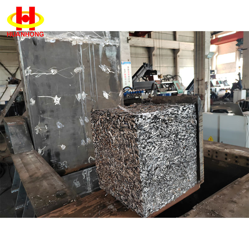 Automatick&yacute; hydraulick&yacute; lis na hlin&iacute;kov&yacute; šrot o hmotnosti 250 tun